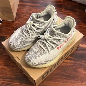 Size 5 - adidas Yeezy Boost 350 V2
Low Blue Tint